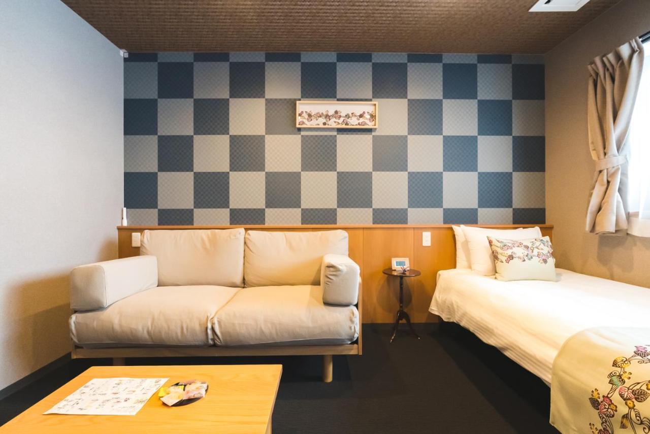 Hotel Earth *