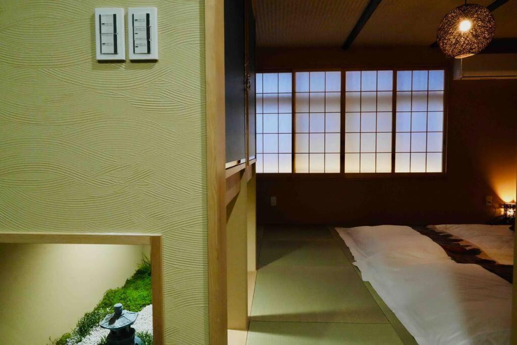 Villa 京都駅から300ｍ　京庭が見える信楽焼風呂　最大9人　枯山水庭園