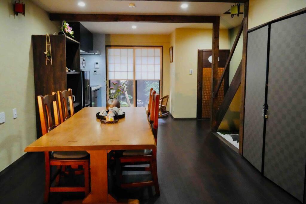 京都駅から300ｍ　京庭が見える信楽焼風呂　最大9人　枯山水庭園 Villa Kyoto