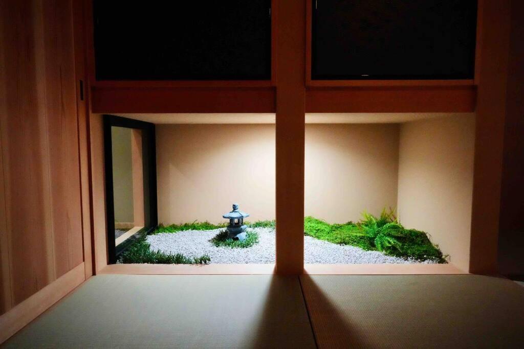 Villa 京都駅から300ｍ　京庭が見える信楽焼風呂　最大9人　枯山水庭園 Kyoto