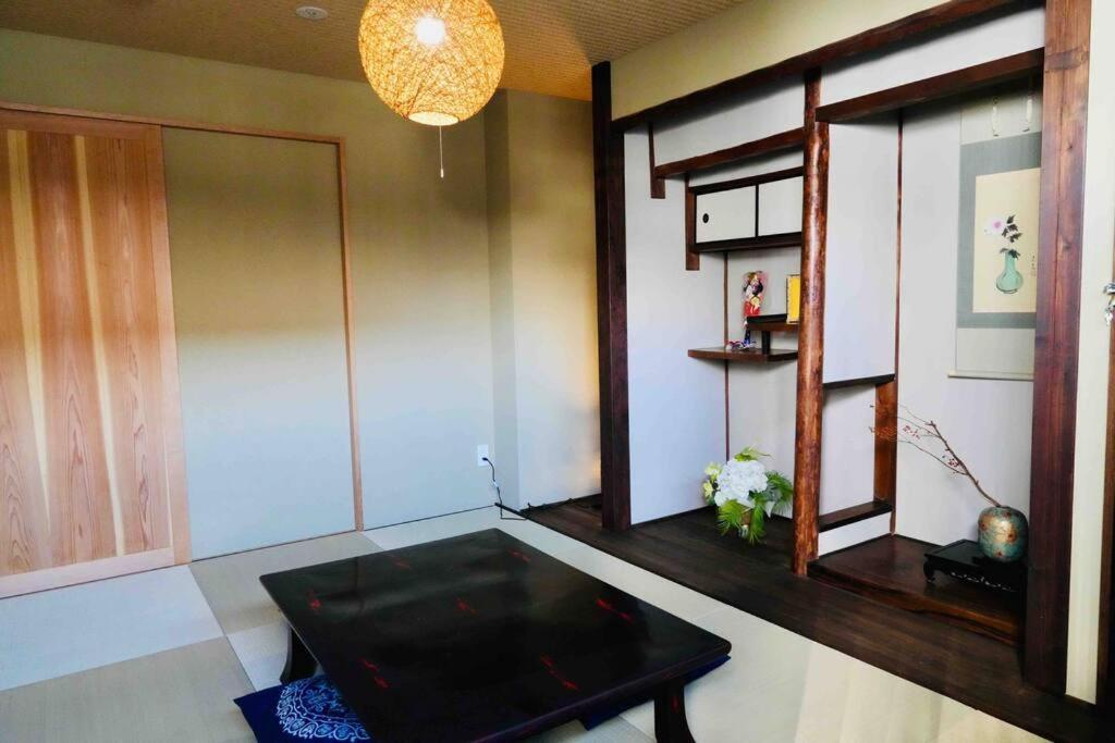Villa 京都駅から300ｍ　京庭が見える信楽焼風呂　最大9人　枯山水庭園 *