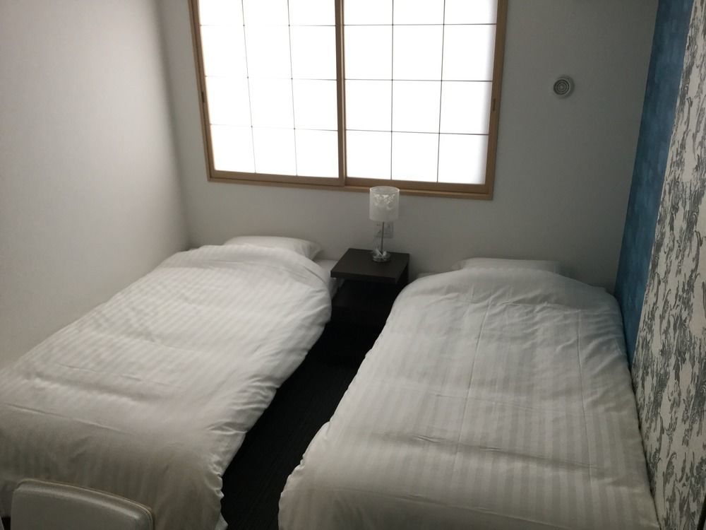 She, Hotel