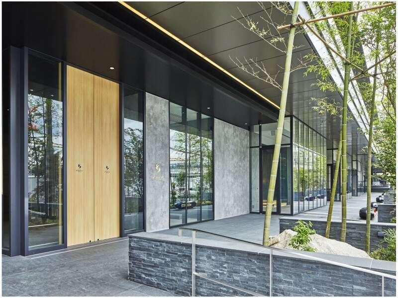 Emion Hotel 4*