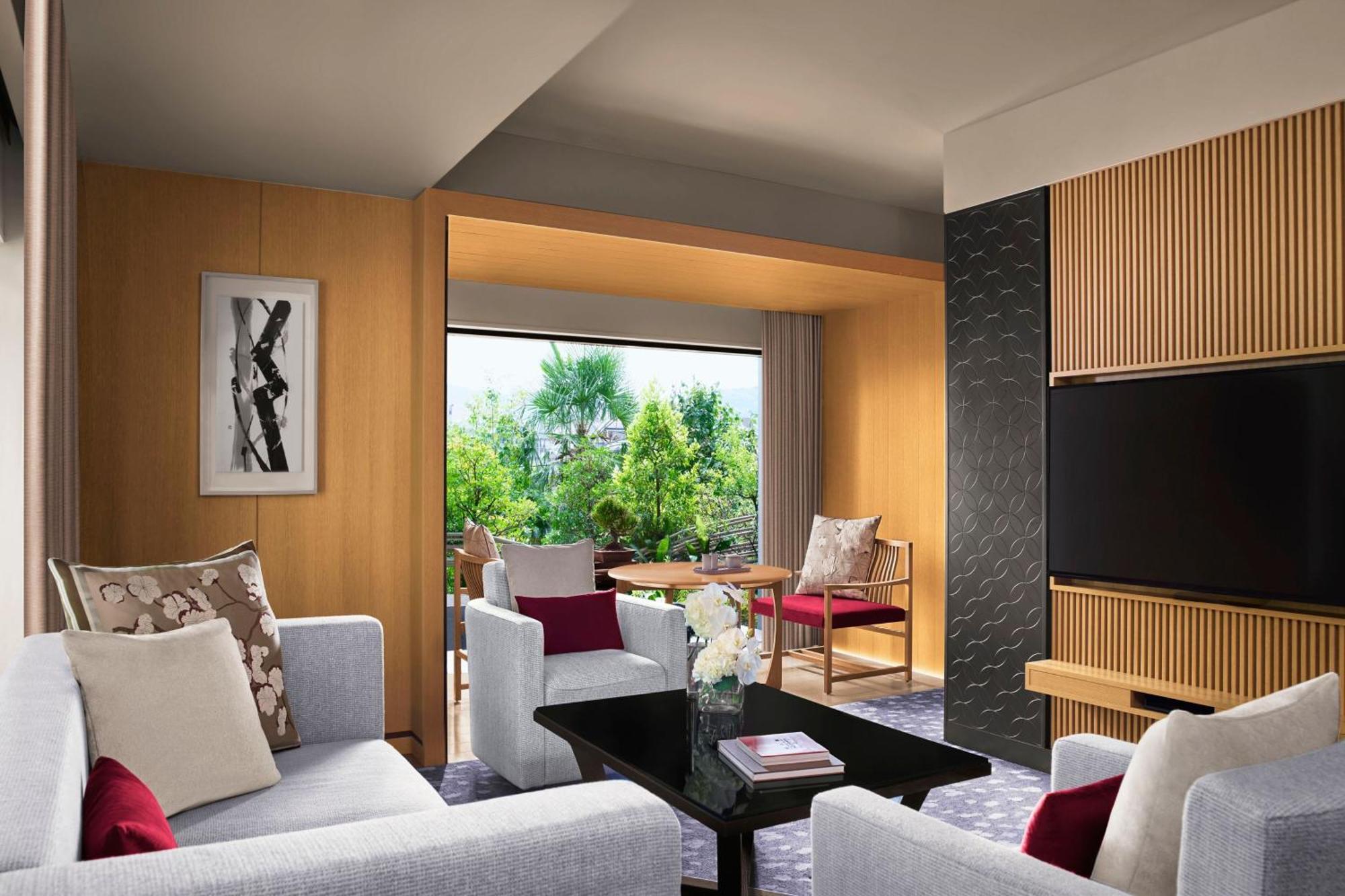 The Ritz-carlton Hotel 5*