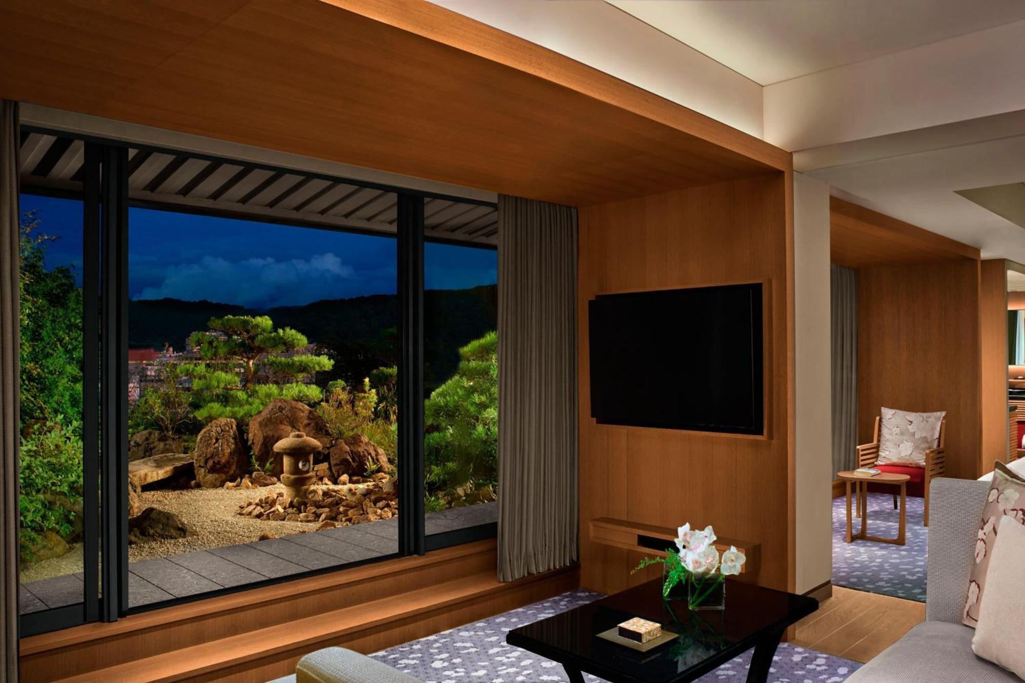 The Ritz-carlton 5*