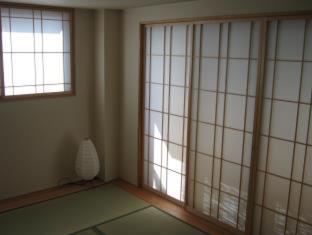 Hostel Hyakumanben Cross