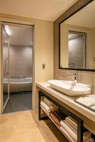 Emion Hotel 4*