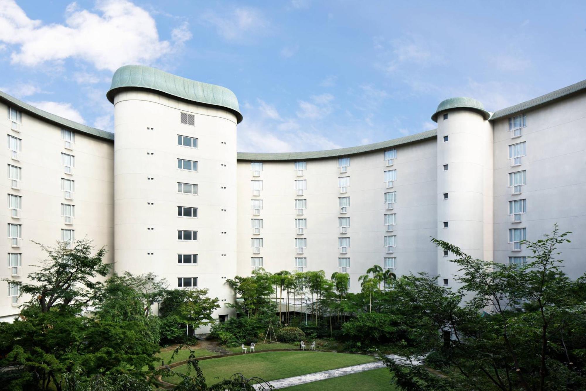 Hotel The Takaragaike, Autograph Collection Kyoto
