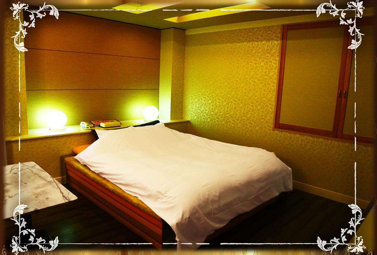 Crown (adults Only) Love hotel