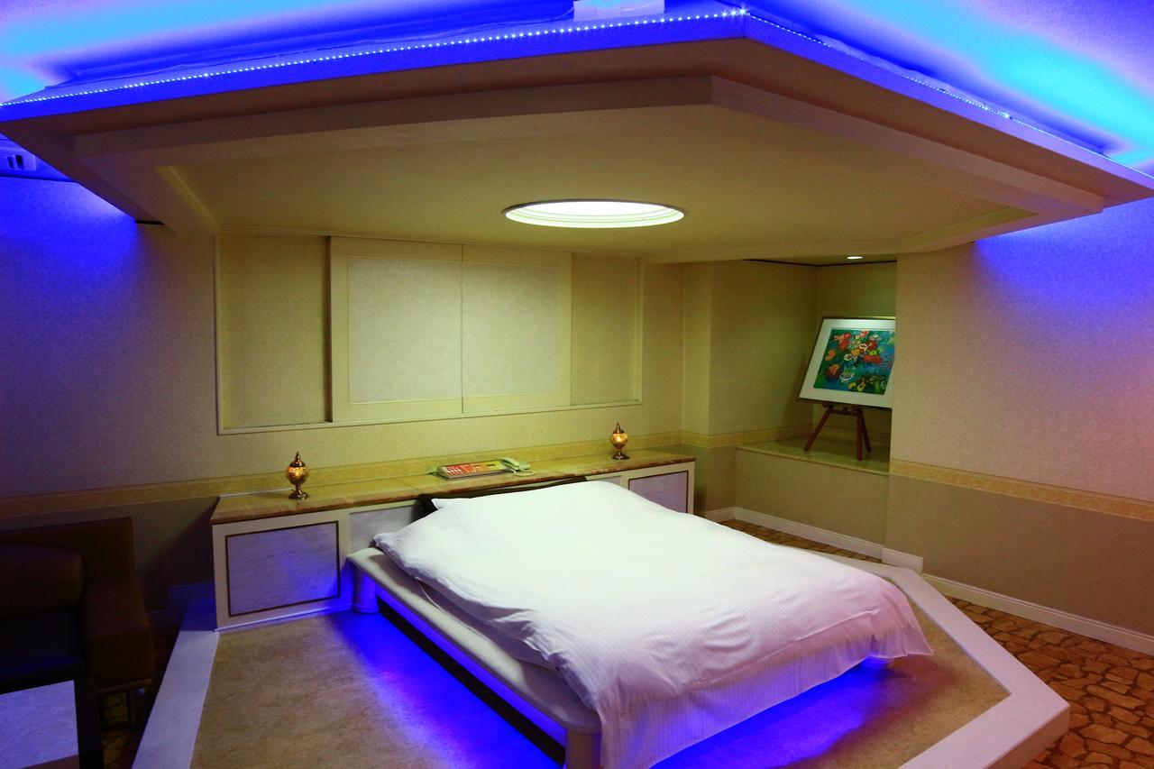 Love hotel Crown (adults Only)