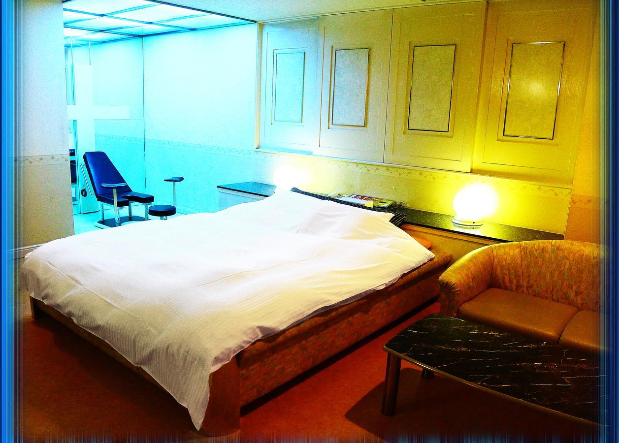 Crown (adults Only) Love hotel *