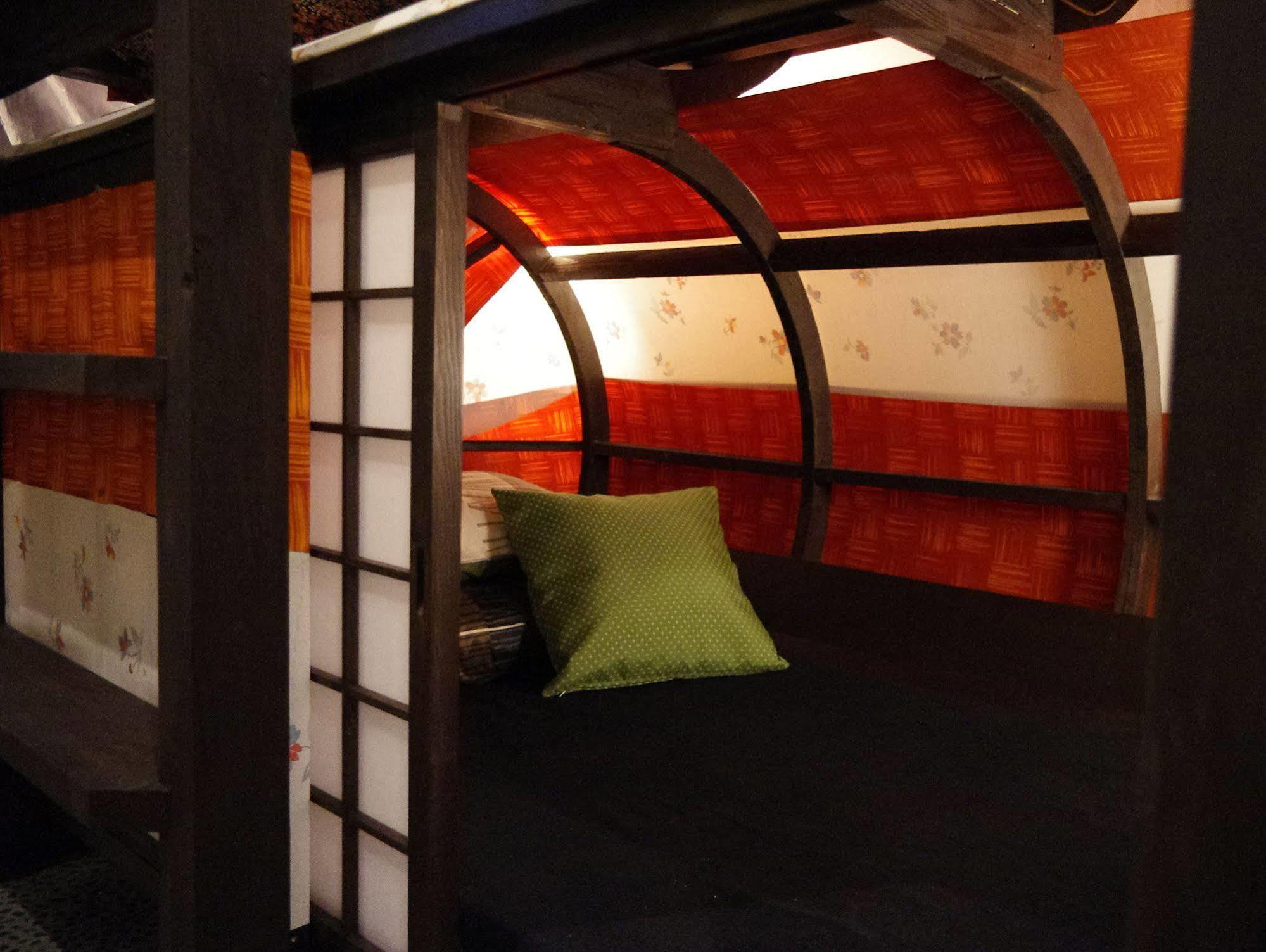 Grand-rem Hostel *