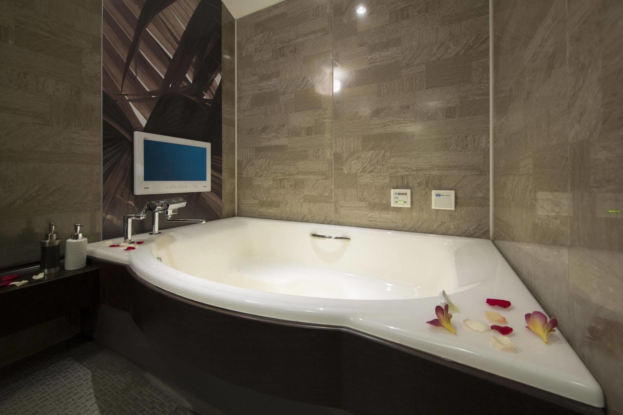 Love hotel In The (adults Only)