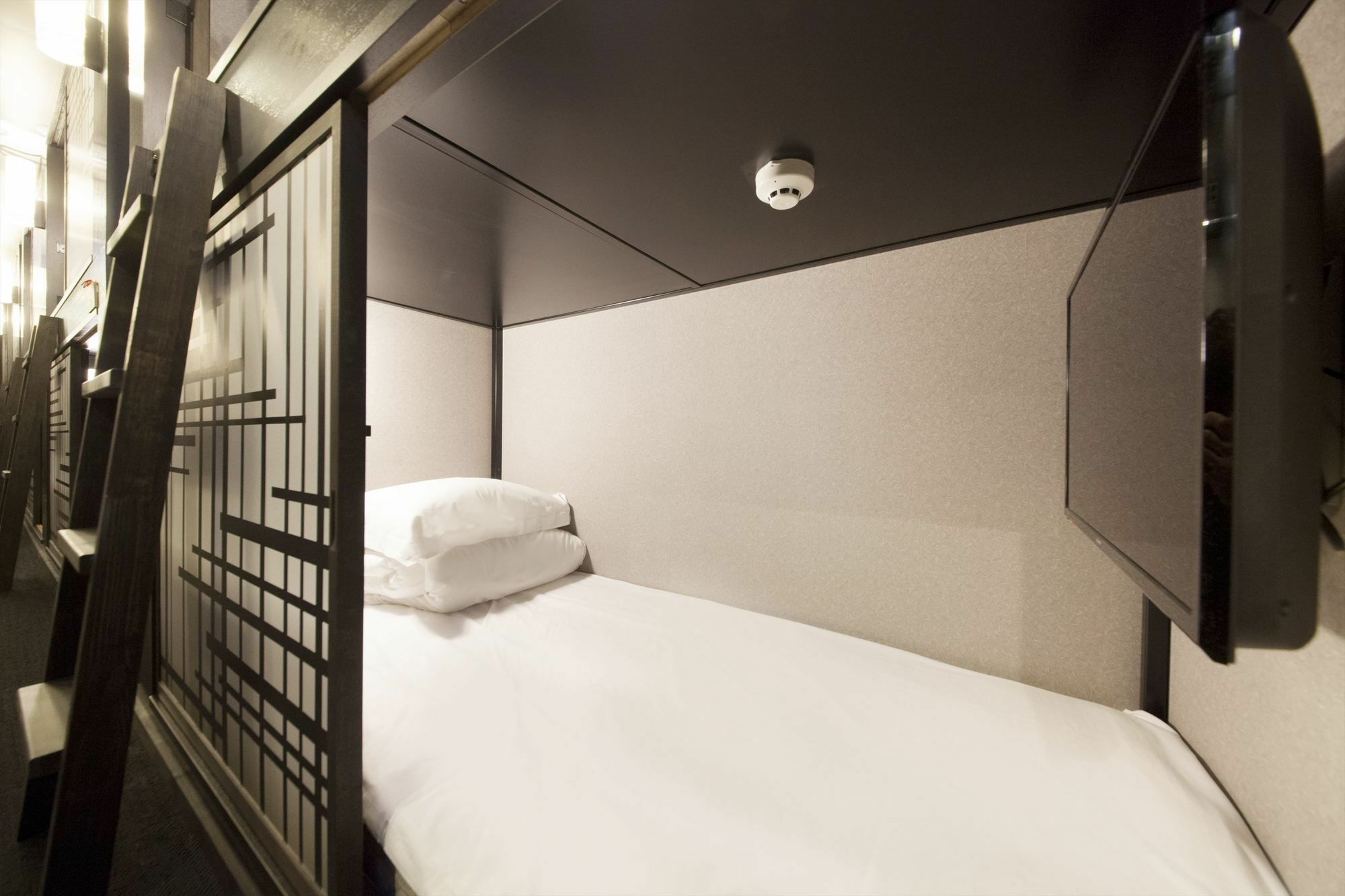Centurion & Capsule hotel 3*