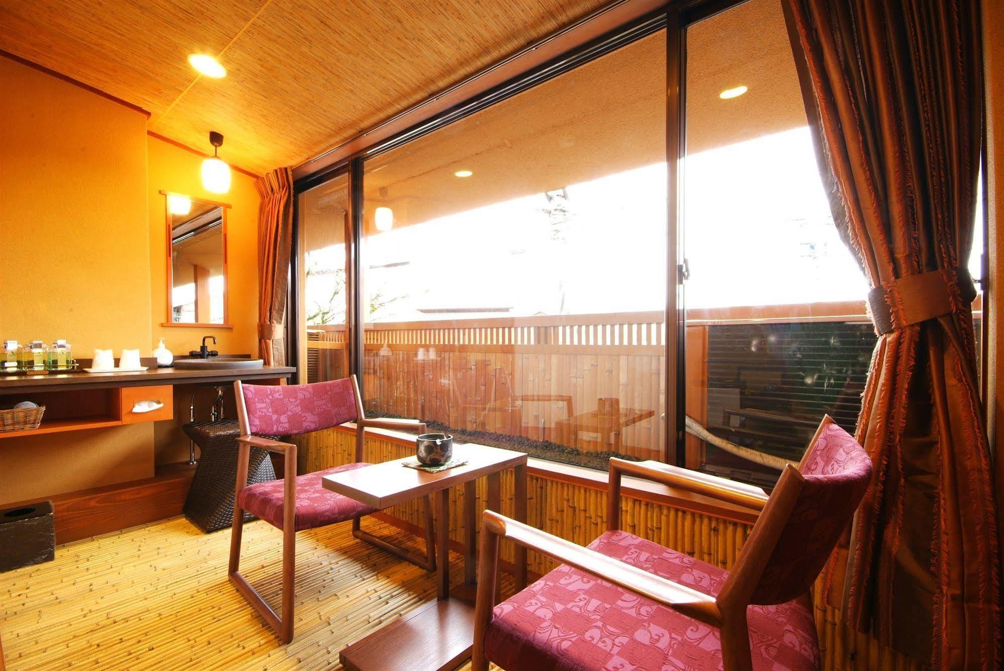 Arashiyama Onsen Hanaikada 4*