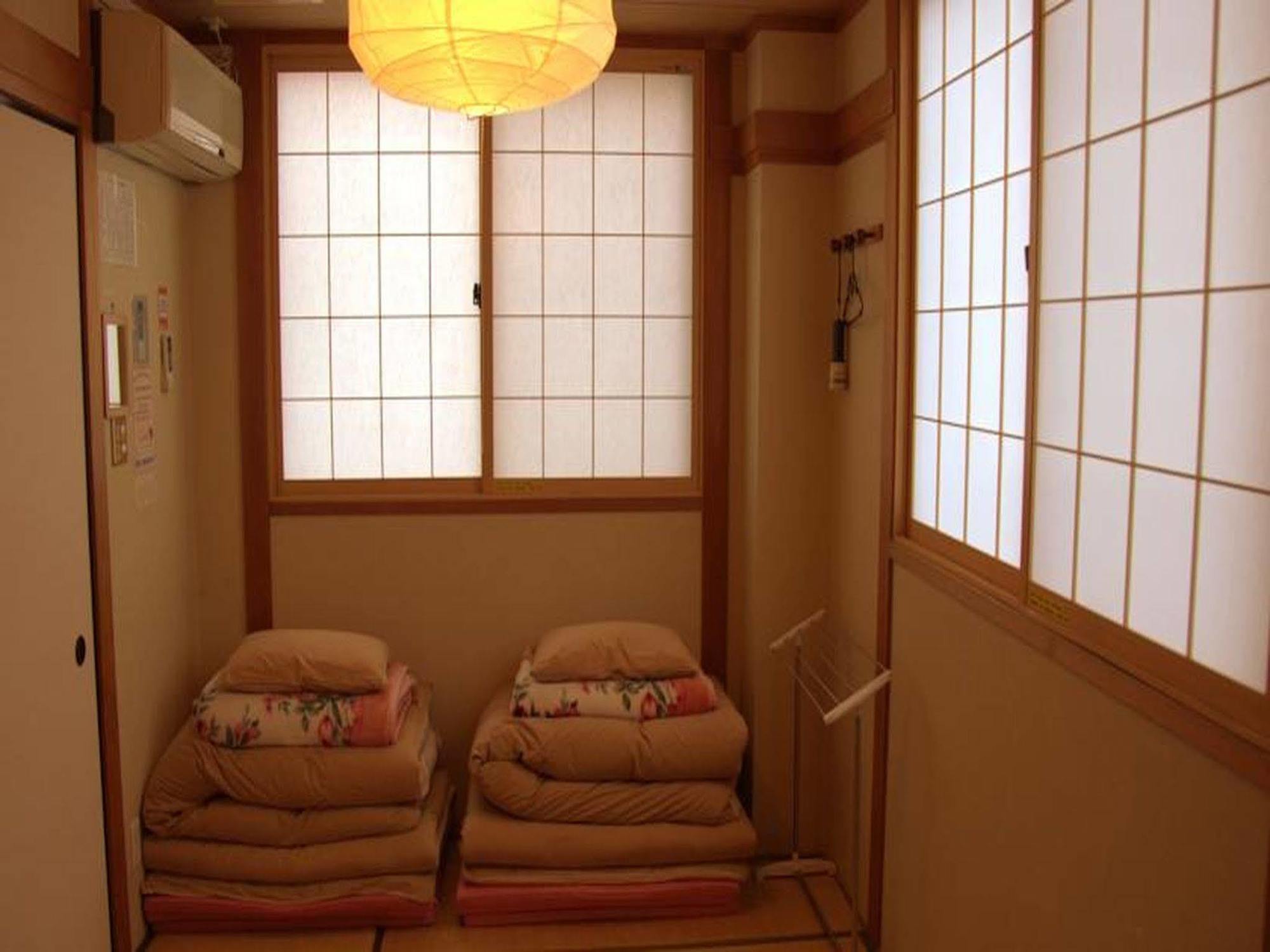 J-hoppers Hostel *