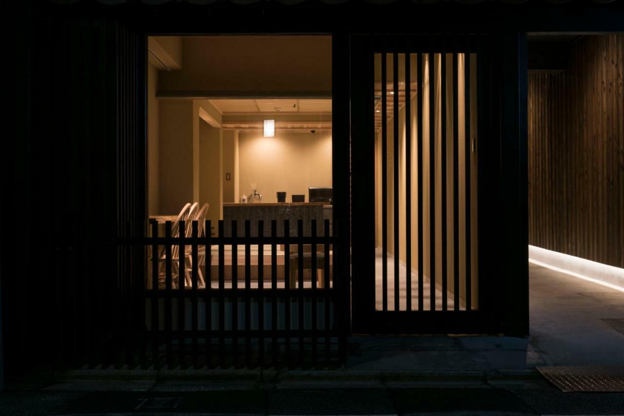 Zizi Gion