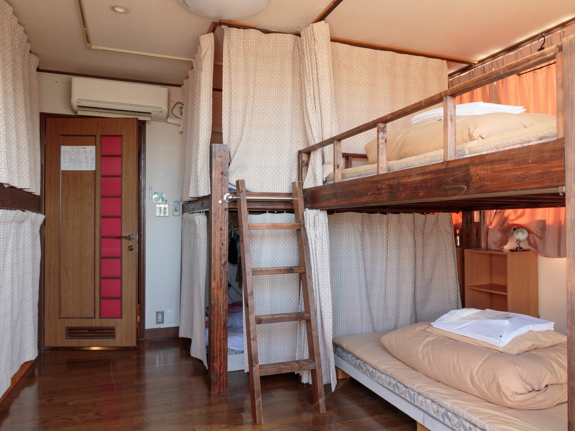 J-hoppers Hostel *