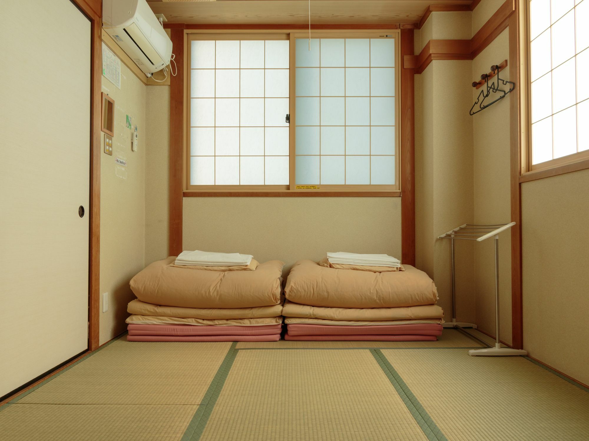 J-hoppers Hostel *